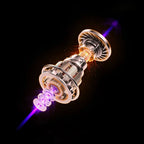 Mechanische Komponente mit leuchtenden violetten Elementen vor dunklem Hintergrund
