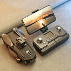 Caracen V168 Pro Max Drohne und Smartphone mit Sonnenuntergangsszene über Wasser auf strukturierter Oberfläche