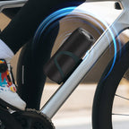 Fahrrad mit einem am Rahmen befestigten Meacode Halter für tragbaren Bluetooth-Lautsprecher