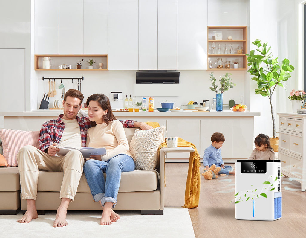 Familie in einem modernen Wohnzimmer mit einem Marvics Luftentfeuchter D2 auf dem Boden