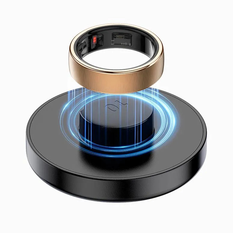 Goldener SofiRing S10 schwebt über schwarzer runder Basis mit blauen Lichteffekten auf weißem Hintergrund