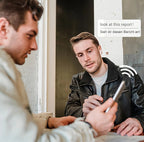 Onevik Übersetzer Kopfhörer Lautsprechermodus_Eine_Person_tragt_die_Ohrhorer_wahrend_die_andere_das_Telefon_fur_die_Ubersetzung_nutzt_perfekt_fur_die_Kommunikation_mit_Fremden_die_die_Ohrhorer_nicht_tragen_konne