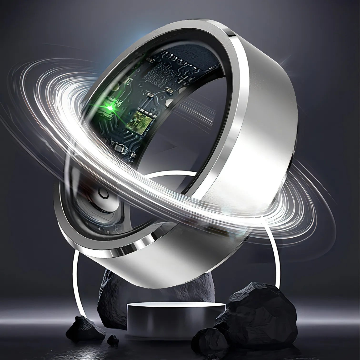 Lazvik Smart Ring als metallisches Objekt mit elektronischen Komponenten vor dunklem Hintergrund