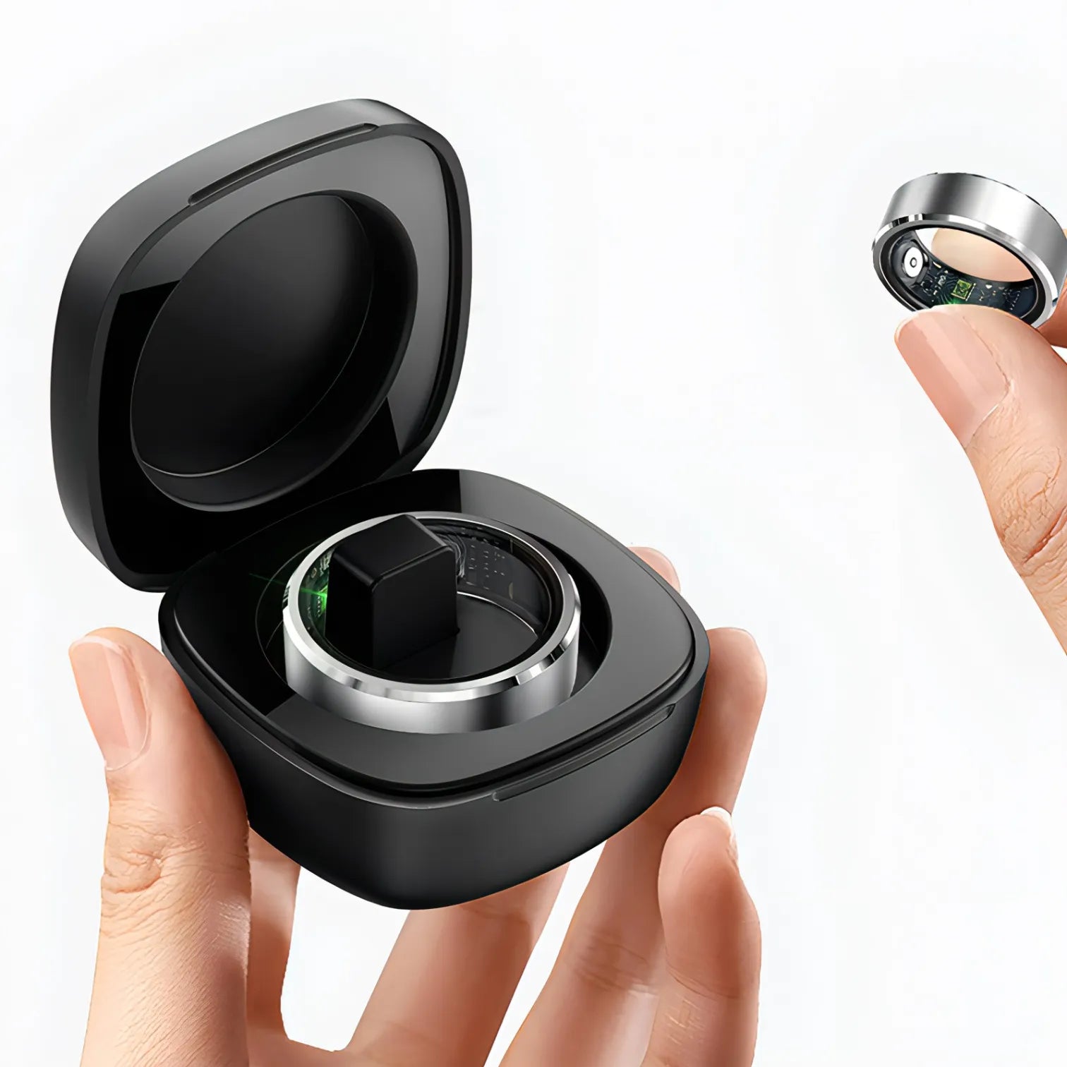 Lazvik Smart Ring mit schwarzem Etui, gehalten von einer Hand, auf weißem Hintergrund