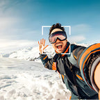 Lazvik Taschenkamera Person in Winterkleidung mit Skibrille in verschneiter Landschaft