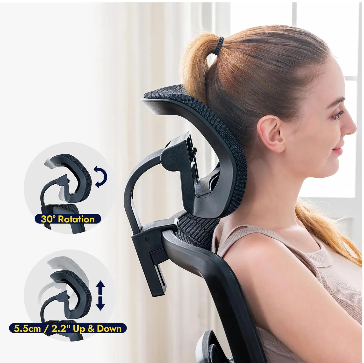 Frau benutzt eine schwarze ergonomische Kopfstütze mit verstellbaren Funktionen, während sie auf einem Stuhl sitzt