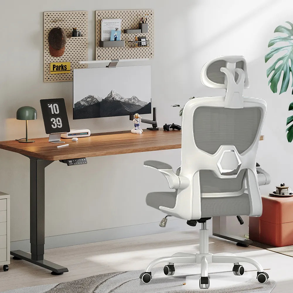 Modernes Büro-Setup mit ergonomischem LynorHome Bürostuhl, Schreibtisch und Computermonitor