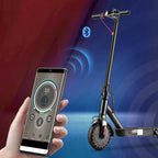 LynorHome Elektroroller mit Hochsicherheits-Lithiumbatterie-Funktionen vor schwarzem Hintergrund