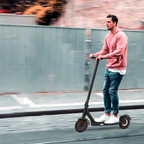 Mann fährt einen LynorHome Elektroroller auf einer Stadtstraße