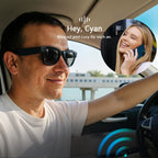 Mann fährt Auto mit Meacode AI Smart Glasses und sieht eine Telefonanruf-Oberfläche mit einer Frau auf dem Display