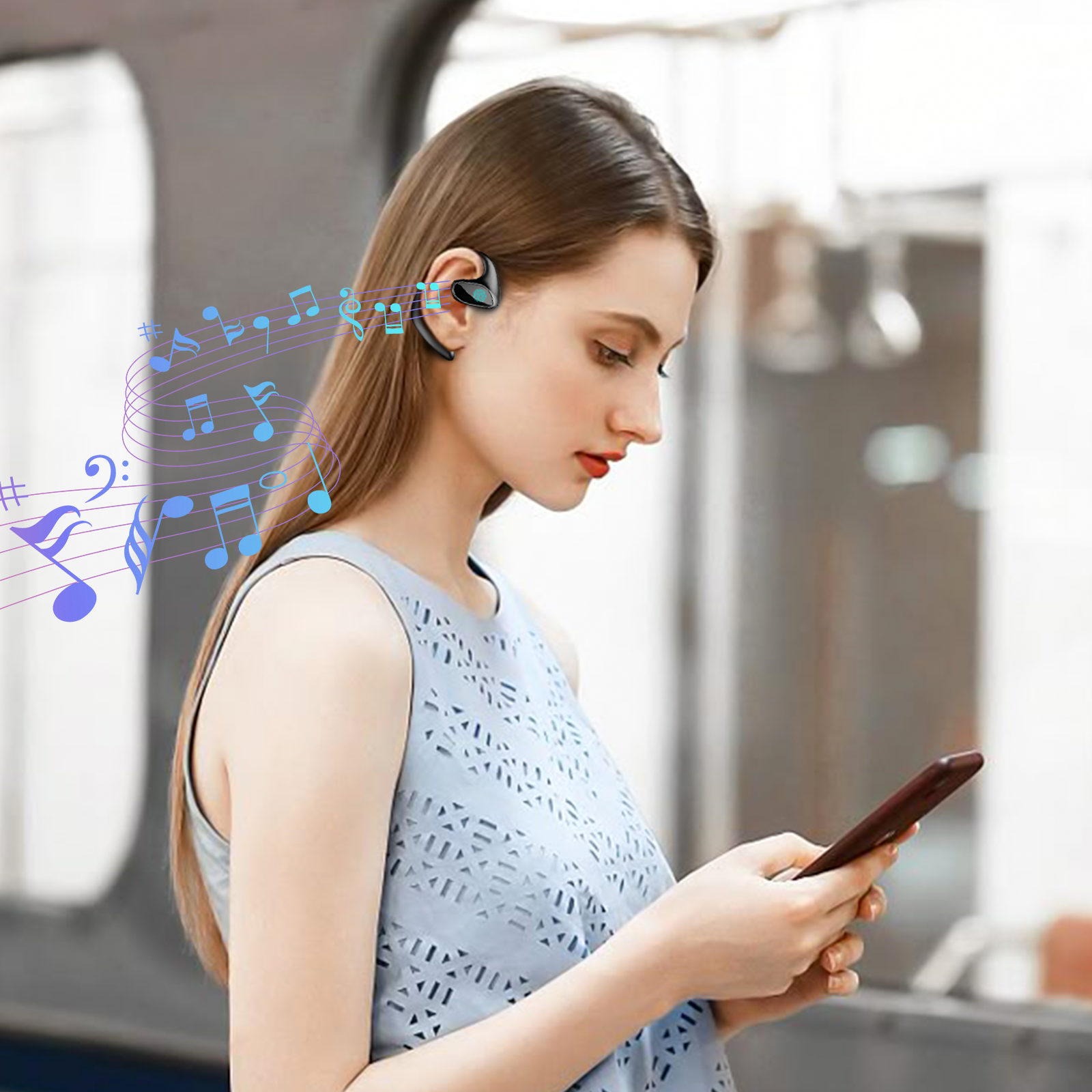 Frau benutzt Smartphone vor unscharfem Hintergrund und hört über Meacode AI Translation Earbuds