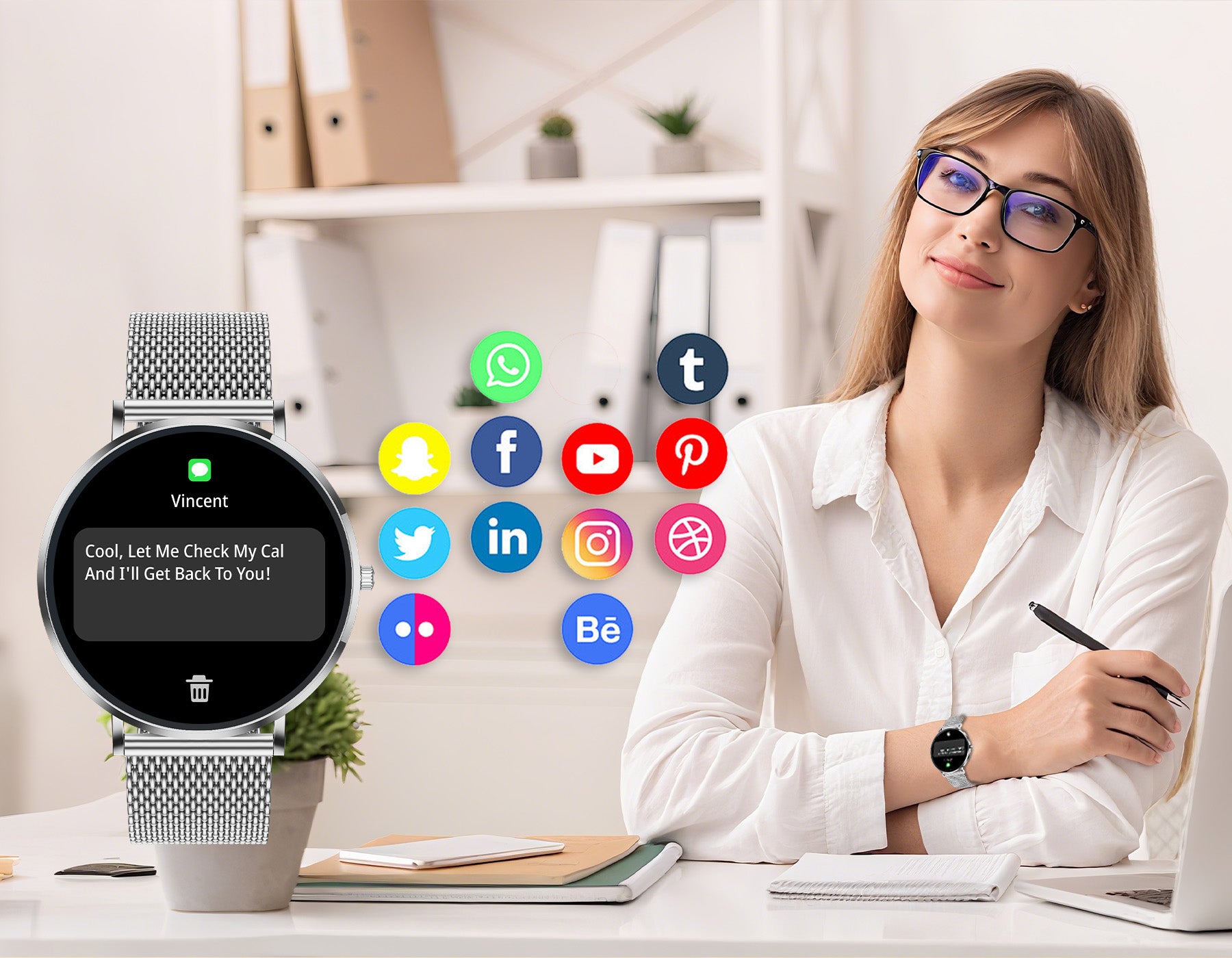 Frau mit Meacode Smartwatch zeigt App-Symbole auf einem Schreibtisch in Büro-Umgebung