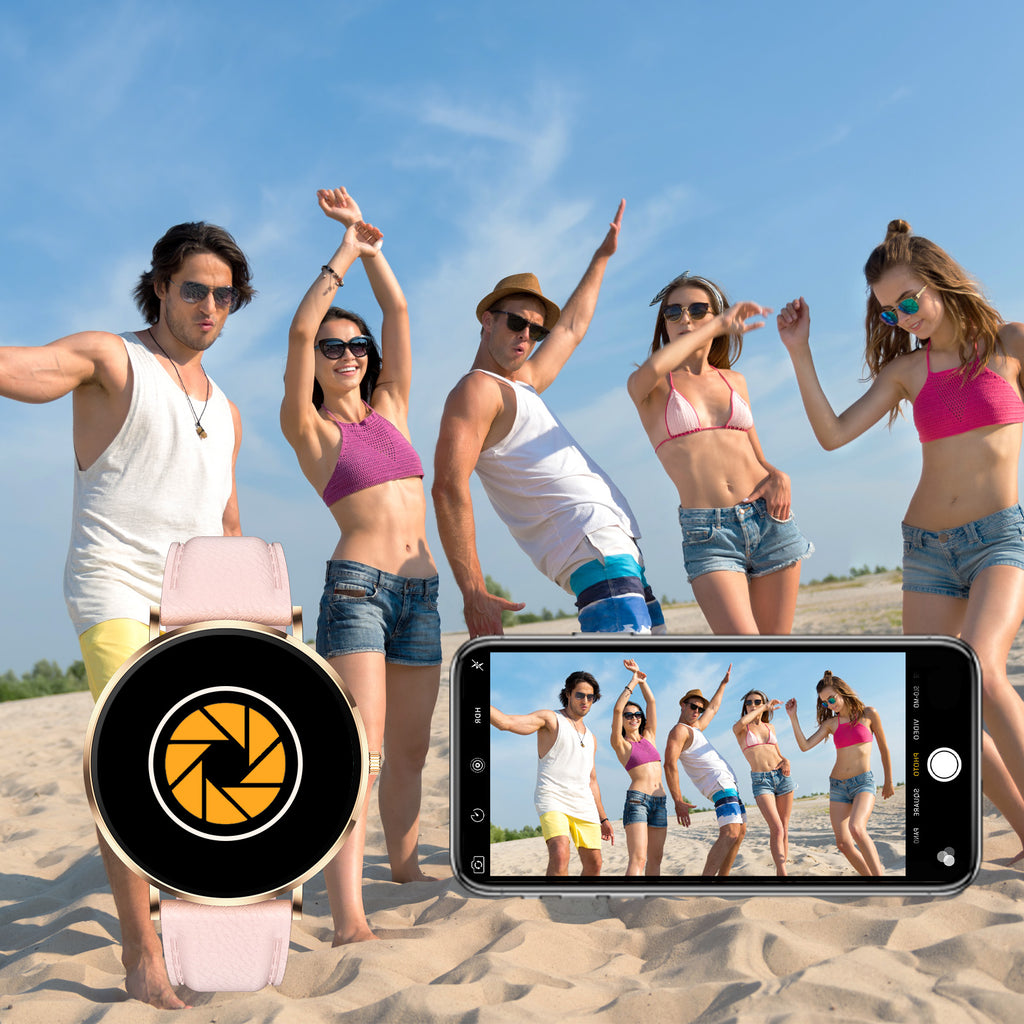 Gruppe von Menschen am Strand mit Smartphone-Kamera-App-Overlay, das ein Foto der Gruppe anzeigt