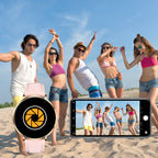 Gruppe von Menschen am Strand mit Smartphone-Kamera-App-Overlay, das ein Foto der Gruppe anzeigt