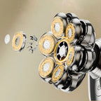 Nahaufnahme eines Mehrklingen-Onevik Glatzen Rasierers mit goldenen und silbernen Klingen vor beigem Hintergrund