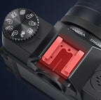 Onevik Digitalkamera body with a red flash attachment on a dark background