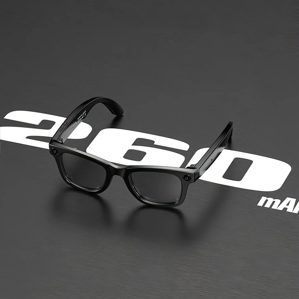 Schwarze Onevik Smart Glasses auf dunkelgrauem Hintergrund mit „2600“-Branding
