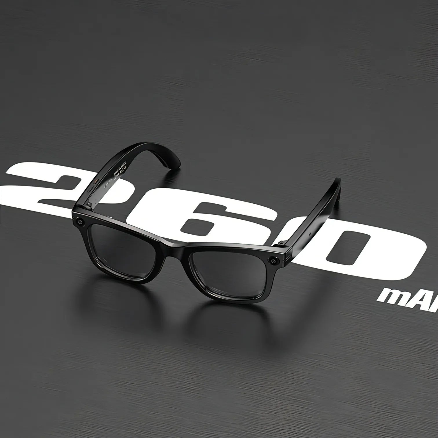 Schwarze Onevik Smart Glasses auf dunkelgrauem Hintergrund mit „2600“-Branding