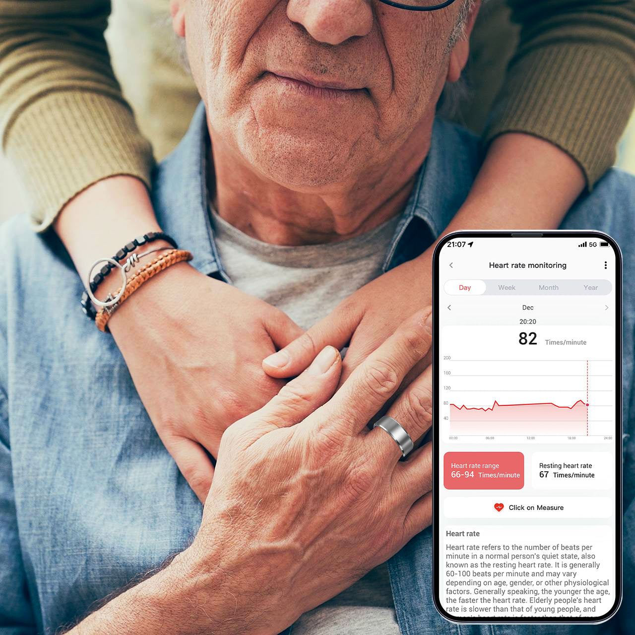 Person hält eine Hand mit Smartphone