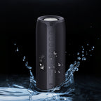 Schwarzer Meacode tragbarer Bluetooth-Lautsprecher mit Wassertropfen vor dunklem Hintergrund