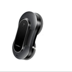 Schwarzer handgehaltener Swevix Fensterputzroboter mit Wasserstrahl vor unscharfem Stadtbild-Hintergrund
