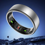 Silberner SofiRing S10 mit elektronischen Komponenten vor bergiger Landschaft
