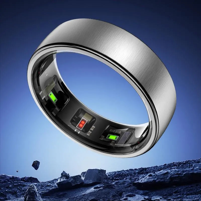 Silberner SofiRing S10 mit elektronischen Komponenten vor bergiger Landschaft
