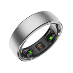 Silberner SofiRing S10 mit elektronischen Komponenten auf weißem Hintergrund