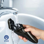 Hand hält einen schwarzen Swevix Elektrische Rasierer unter fließendem Wasser aus einem Wasserhahn, mit IPX6-Schutzklasse-Logo