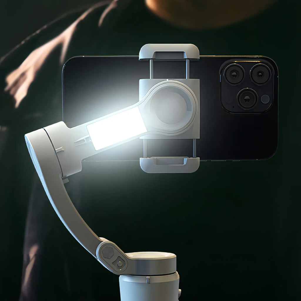 Smartphone mit montiertem Licht und Swevix Gimbal vor dunklem Hintergrund
