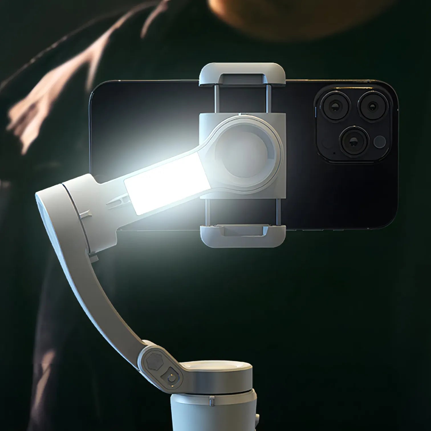 Smartphone mit montiertem Licht und Swevix Gimbal vor dunklem Hintergrund
