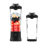 Swevix Tragbarer Mixer mit Früchten und Eiswürfeln auf weißem Hintergrund