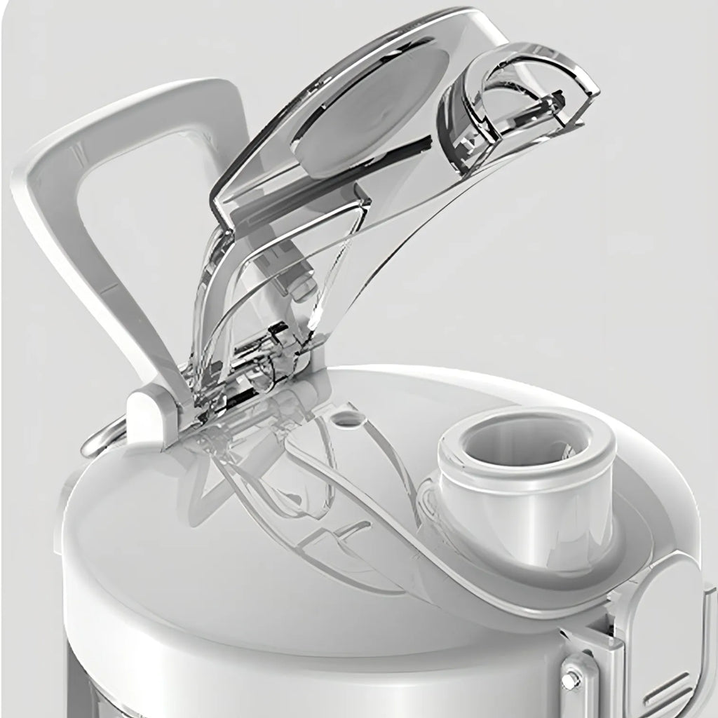 Nahaufnahme eines weißen Wasserspenders mit klarem Deckel auf hellgrauem Hintergrund