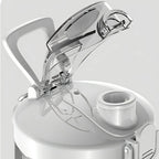 Nahaufnahme eines weißen Wasserspenders mit klarem Deckel auf hellgrauem Hintergrund