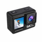 ZinoxCam Action Kamera mit Display, das einen Skifahrer zeigt, auf weißem Hintergrund