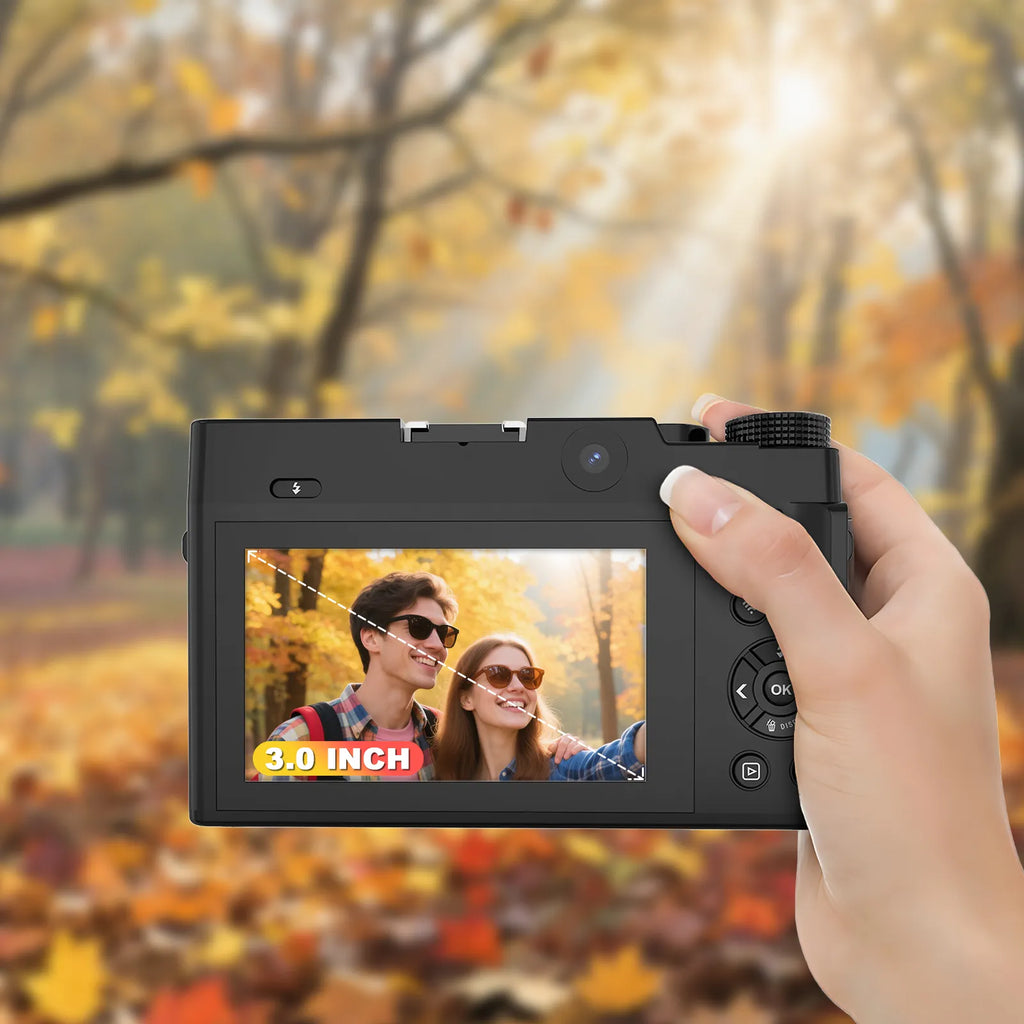 Hand hält eine Zoomix Digitalkamera mit Display, das ein Paar in herbstlicher Umgebung zeigt