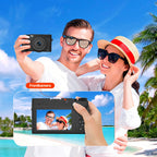 Paar macht ein Selfie mit einer Zoomix Digitalkamera an einem tropischen Strand