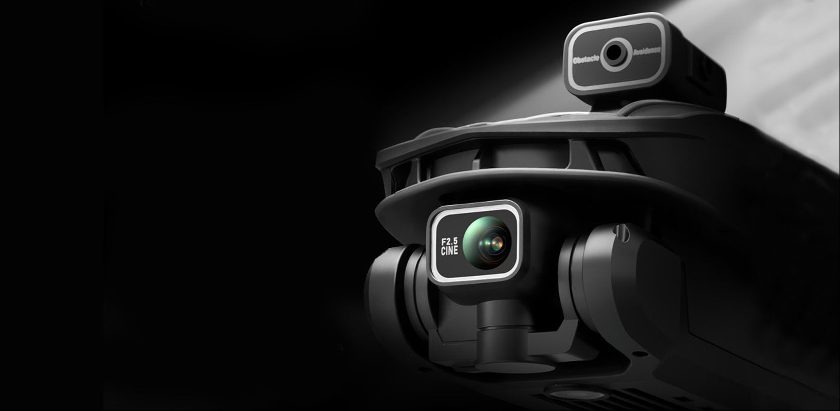 Nahaufnahme des Kamerasystems einer Caracen V168 Pro Max Drohne vor schwarzem Hintergrund