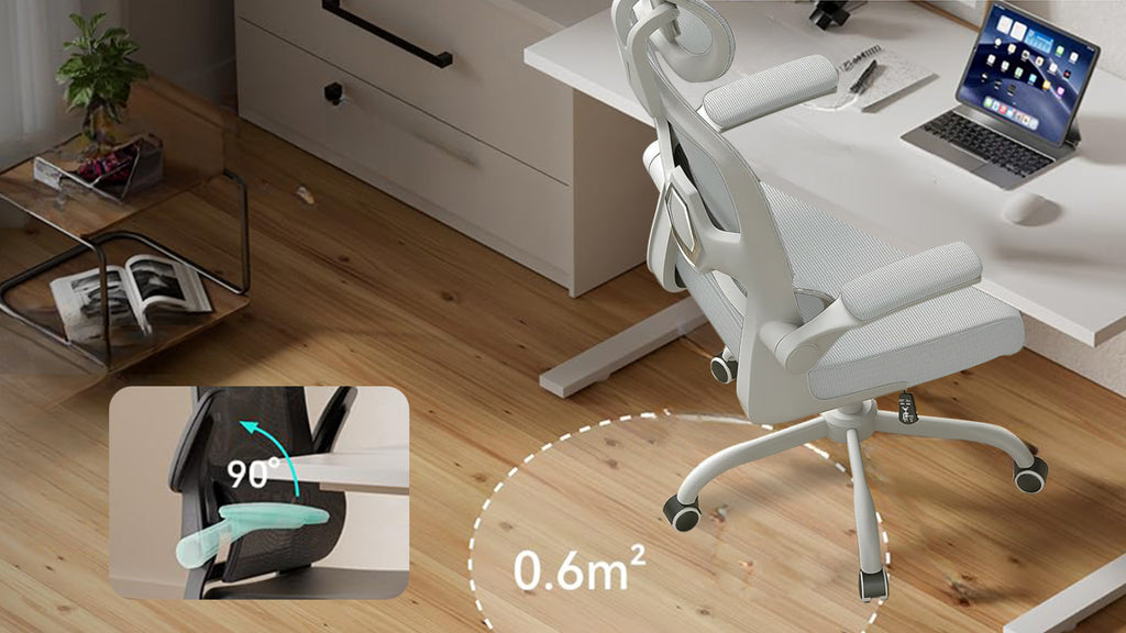 Weißer LynorHome Bürostuhl in einem Homeoffice mit Schreibtisch und Laptop