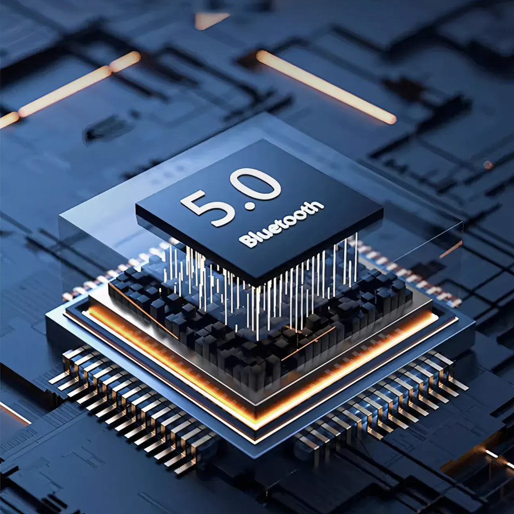 Nahaufnahme eines Bluetooth-Chips mit Aufschrift 5.0 vor Leiterplattenhintergrund